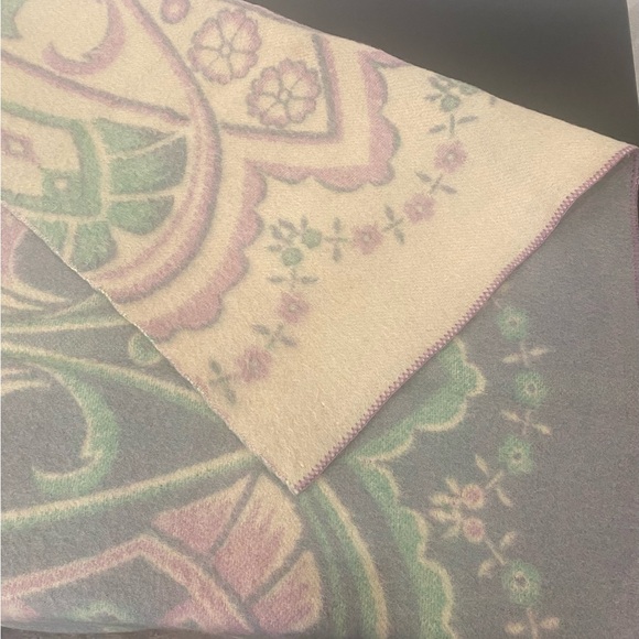 Vintage all wool reversible blanket. 80” x 70”. Excellent condition - Picture 5 of 7